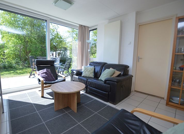 Ferienhaus de Parel 262 in De Dennen, Texel mit sonniger Terrasse und gruenem Garten.