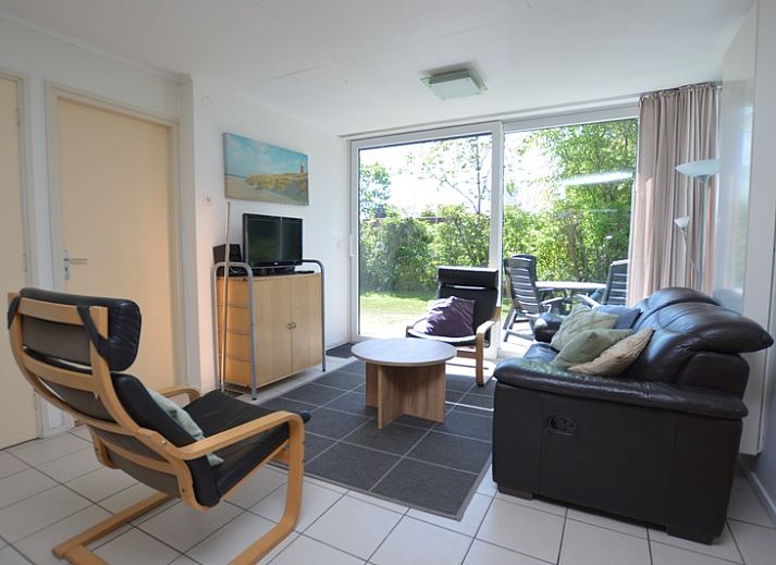 Ferienhaus de Parel 262 in De Dennen, Texel mit sonniger Terrasse und gruenem Garten.