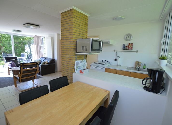 Gemuetliches Wohnzimmer des Ferienhauses de Parel 262 in De Dennen, Texel mit Blick auf den Garten.