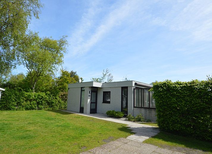 Das Ferienhaus de Parel 244 in De Dennen, Texel, bietet einen charmanten Aussenbereich inmitten der gruenen Natur auf den Watteninseln.