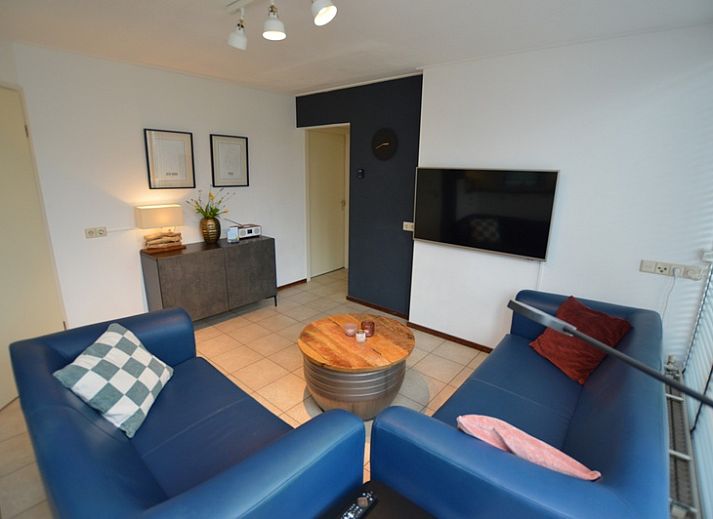 Das Ferienhaus de Parel 244 in De Dennen, Texel, bietet einen charmanten Aussenbereich inmitten der gruenen Natur auf den Watteninseln.