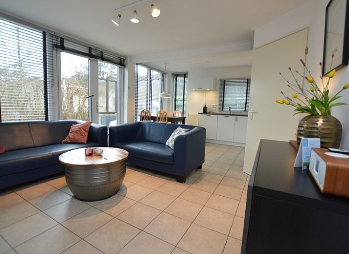 Das Ferienhaus de Parel 244 in De Dennen, Texel, bietet einen charmanten Aussenbereich inmitten der gruenen Natur auf den Watteninseln.