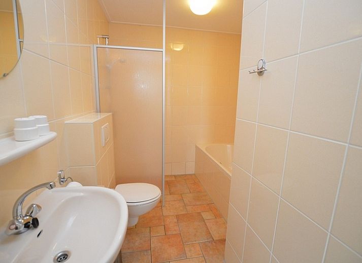 Sunny living room of Bungalow Uterste Coogh 98 in De Dennen, Texel overlooking the garden.