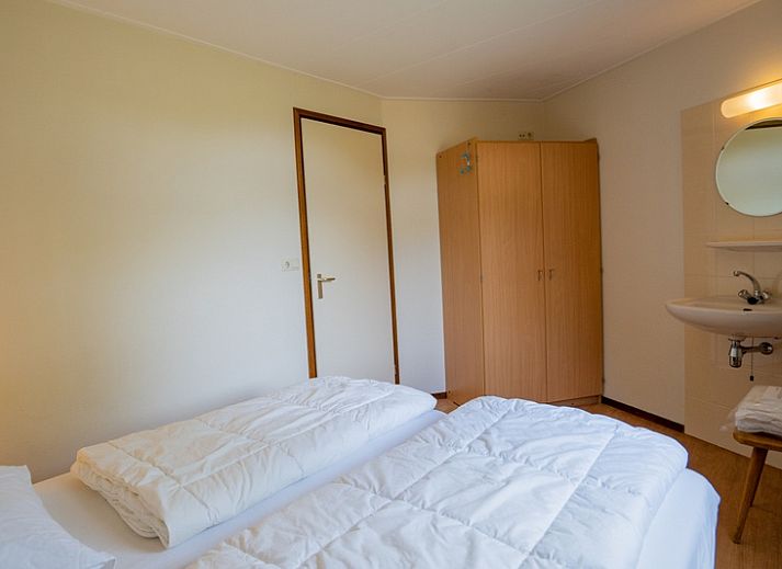 Sunny living room of Bungalow Uterste Coogh 98 in De Dennen, Texel overlooking the garden.