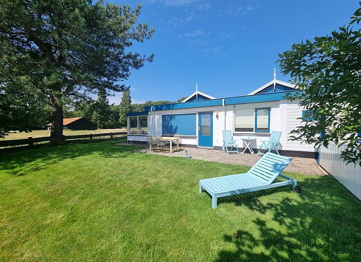Meadow View vacation home in De Dennen, Texel with surrounding nature and blue sky.