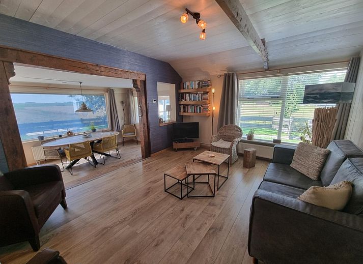 View of Weidezicht in De Dennen, Texel, surrounded by greenery and clear blue sky.