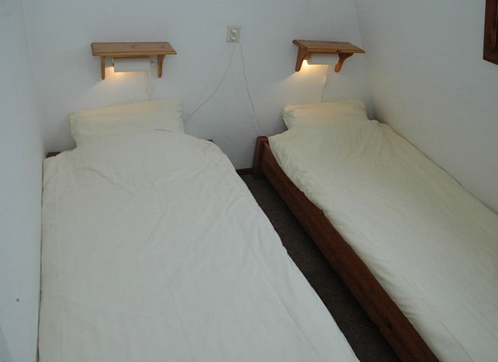 Geniet van het zonnige terras bij vakantiehuis Gortersmient 306 in De Dennen, Texel, Bungalowpark Gortersmient.