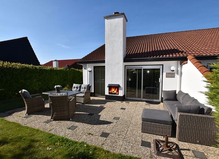 Geniet van het zonnige terras bij vakantiehuis Gortersmient 306 in De Dennen, Texel, Bungalowpark Gortersmient.