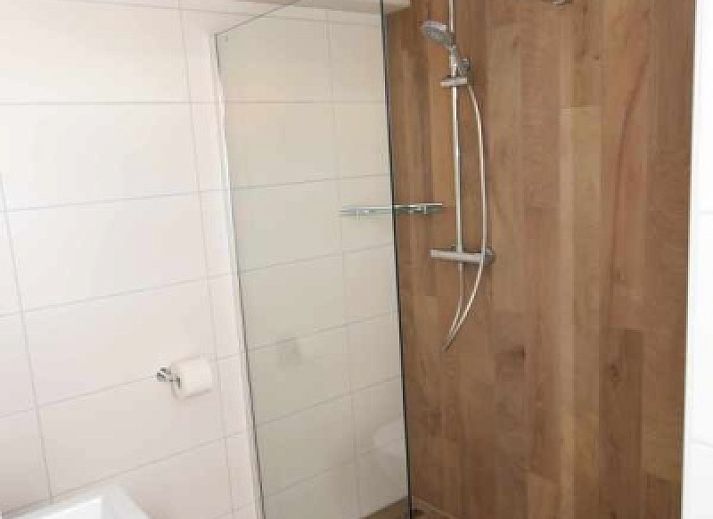 Comfortabele slaapkamer met twee eenpersoonsbedden in vakantiehuis Gortersmient 306, De Dennen, Texel, Bungalowpark Gortersmient.