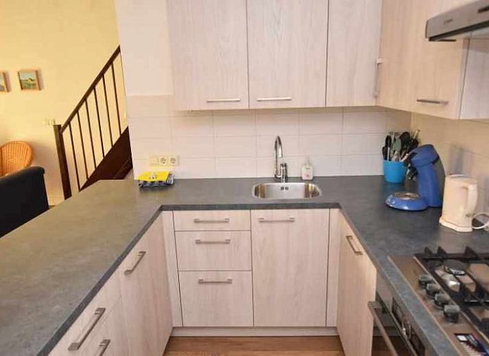 Comfortabele slaapkamer met twee eenpersoonsbedden in vakantiehuis Gortersmient 306, De Dennen, Texel, Bungalowpark Gortersmient.