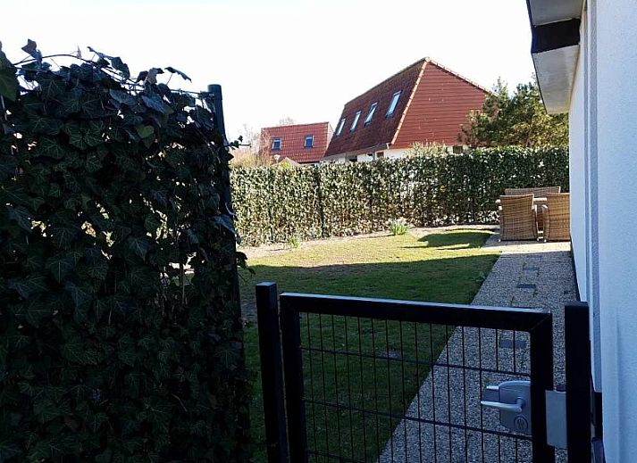 Comfortabele slaapkamer met twee eenpersoonsbedden in vakantiehuis Gortersmient 306, De Dennen, Texel, Bungalowpark Gortersmient.