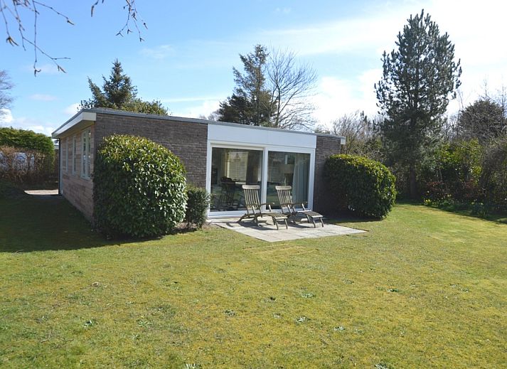 Bungalow Verste Coogh 58 in De Dennen, Texel with spacious garden and terrace for relaxation.