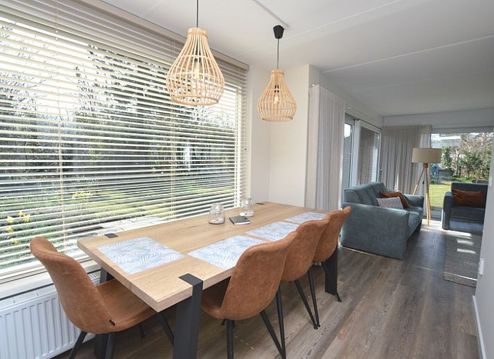 Cozy living room in Bungalow Verste Coogh 58, De Dennen, Texel with comfortable seating.