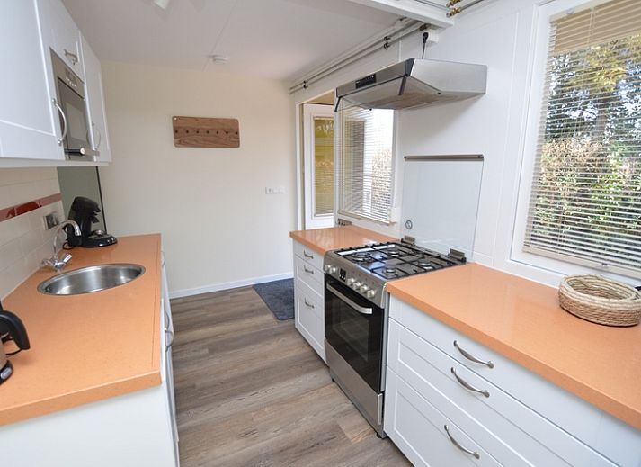 Bright living room of Bungalow Verste Coogh 58 in De Dennen, Texel overlooking the garden.