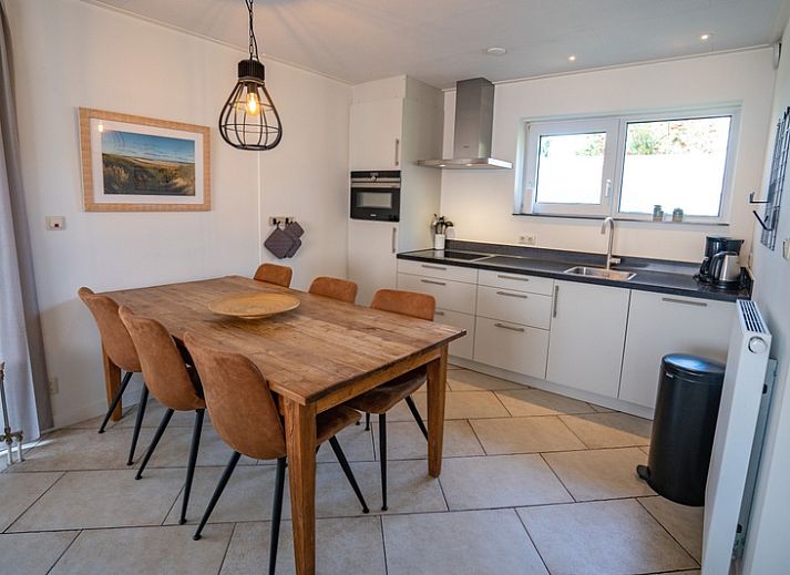 Gemuetliches Wohnzimmer im Ferienhaus 't Hoogelandt 136, De Dennen, Texel, mit moderner Einrichtung und bequemen Sitzgelegenheiten.