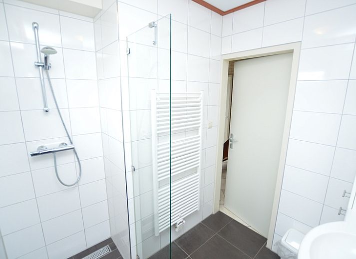 Gemuetliches Wohnzimmer im Ferienhaus 't Hoogelandt 136, De Dennen, Texel, mit moderner Einrichtung und bequemen Sitzgelegenheiten.