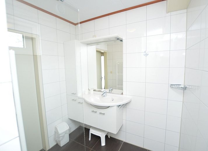 Gemuetliches Wohnzimmer im Ferienhaus 't Hoogelandt 136, De Dennen, Texel, mit moderner Einrichtung und bequemen Sitzgelegenheiten.