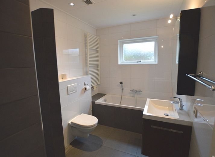 Open kitchen and living room in Holiday home de Parel 196, De Dennen, Texel.