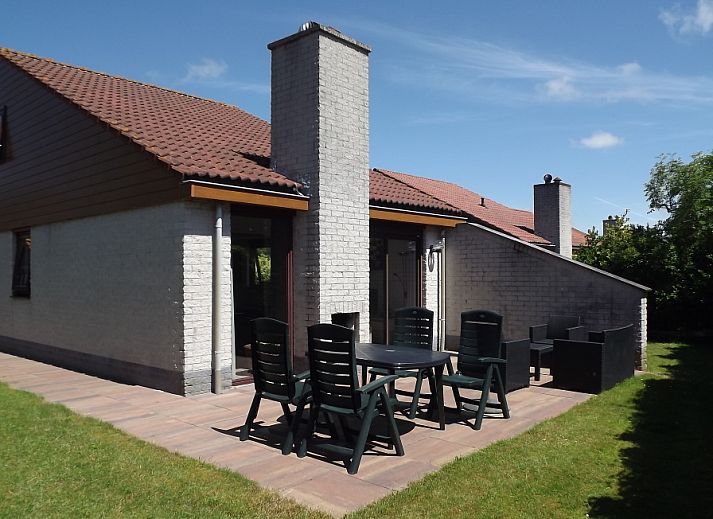 Geniessen Sie die sonnige Terrasse des Ferienhauses Gortersmient 234 in De Dennen, Texel fuer einen entspannten Aufenthalt.