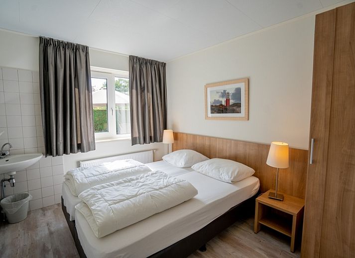 Cozy living room of Holiday Home 't Hoogelandt 136A in De Dennen, Texel, with modern furnishings and lots of light.