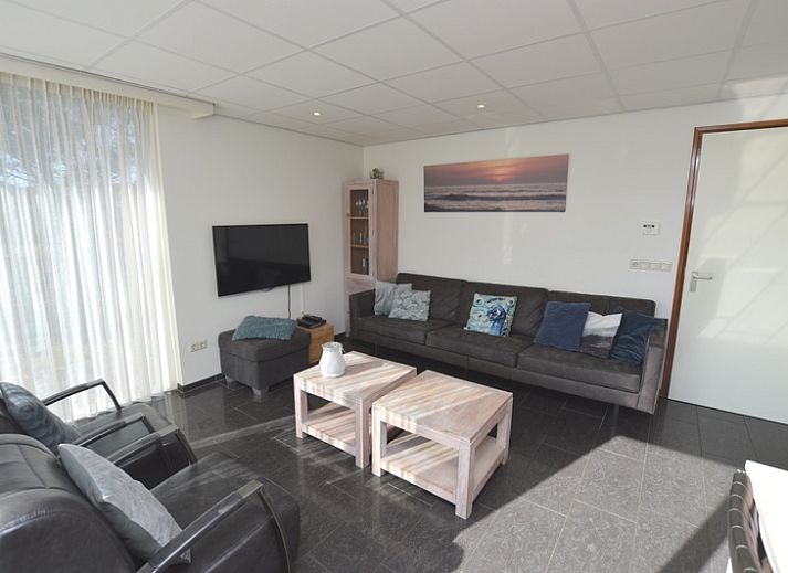 Ferienhaus 't Hoogelandt 36 in De Dennen, Texel mit sonniger Terrasse und gruener Umgebung.