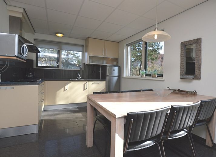 Ferienhaus 't Hoogelandt 36 in De Dennen, Texel mit sonniger Terrasse und gruener Umgebung.