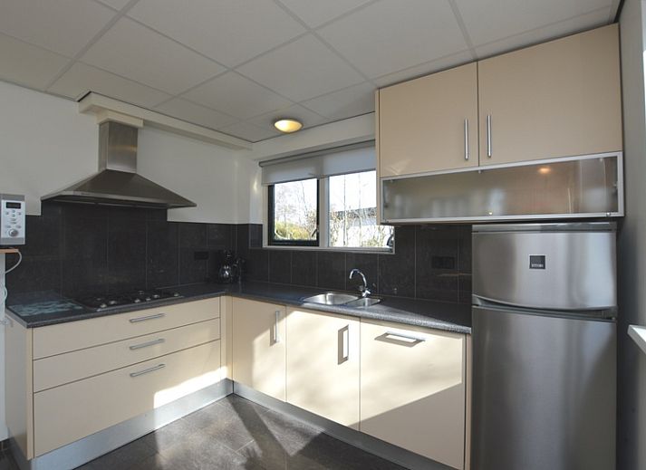 Gemuetliches Wohnzimmer des Ferienhauses 't Hoogelandt 36, De Dennen, Texel mit bequemer Sitzecke.