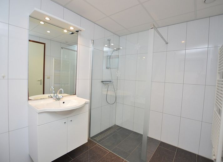 Gemuetliches Wohnzimmer des Ferienhauses 't Hoogelandt 36, De Dennen, Texel mit bequemer Sitzecke.