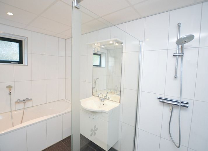 Gemuetliches Wohnzimmer des Ferienhauses 't Hoogelandt 36, De Dennen, Texel mit bequemer Sitzecke.