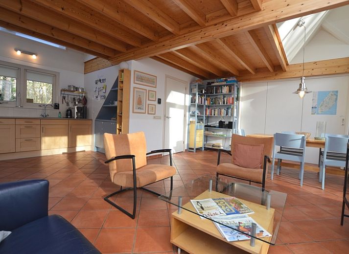 Gezellige woonkamer van Monnikenweg 11 in De Dennen, Texel met veel lichtinval.