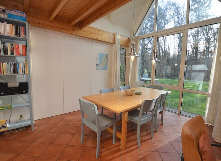 Gezellige woonkamer van Monnikenweg 11 in De Dennen, Texel met veel lichtinval.