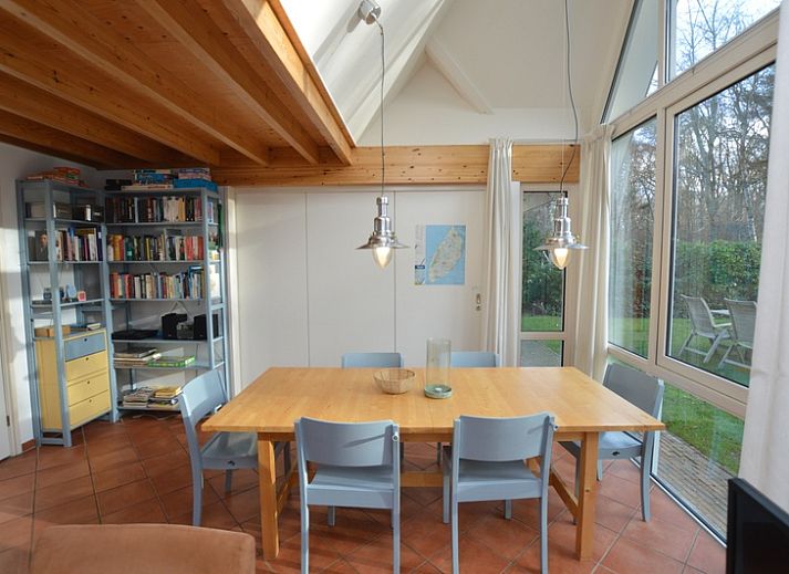 Gezellige woonkamer van Monnikenweg 11 in De Dennen, Texel met veel lichtinval.