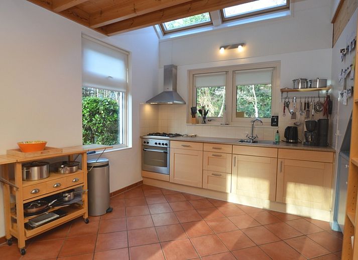 Gezellige woonkamer van Monnikenweg 11 in De Dennen, Texel met veel lichtinval.