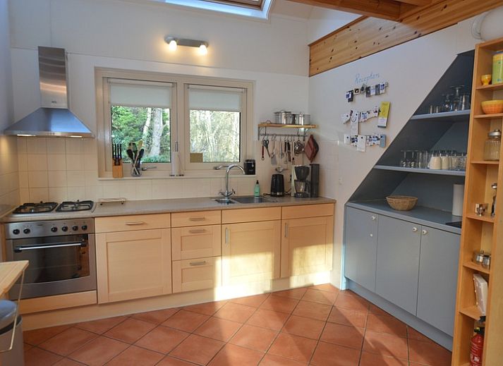 Gezellige woonkamer van Monnikenweg 11 in De Dennen, Texel met veel lichtinval.