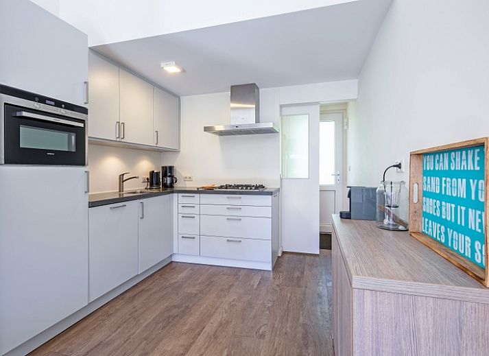 Gezellige eethoek in vakantiehuis Gortersmient 288, Bungalowpark Gortersmient, De Dennen, Texel, voor een ontspannen maaltijd.