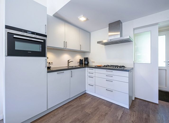 Gezellige eethoek in vakantiehuis Gortersmient 288, Bungalowpark Gortersmient, De Dennen, Texel, voor een ontspannen maaltijd.