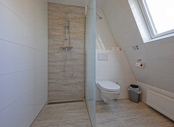 Gezellige eethoek in vakantiehuis Gortersmient 288, Bungalowpark Gortersmient, De Dennen, Texel, voor een ontspannen maaltijd.