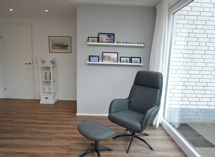 Lichte woonkamer van Vakantiehuis de Parel 168 in De Dennen, Texel met moderne inrichting.