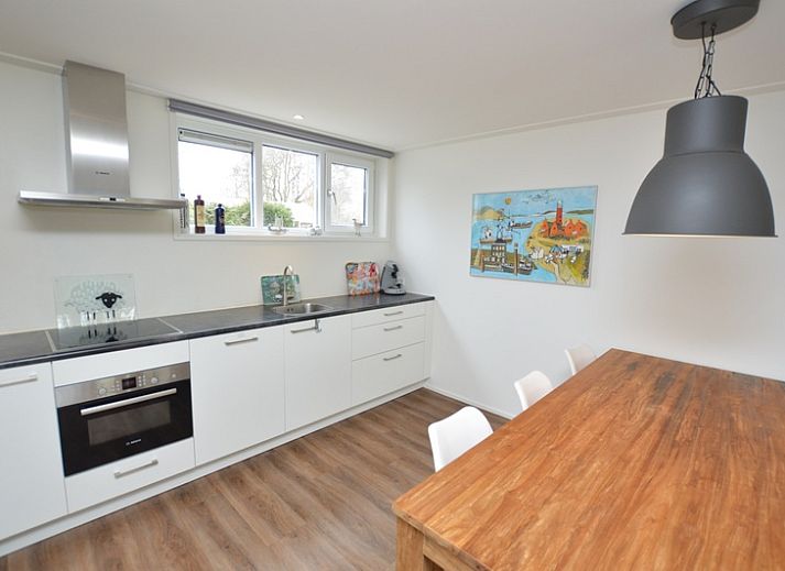 Lichte woonkamer van Vakantiehuis de Parel 168 in De Dennen, Texel met moderne inrichting.