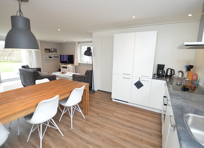 Lichte woonkamer van Vakantiehuis de Parel 168 in De Dennen, Texel met moderne inrichting.