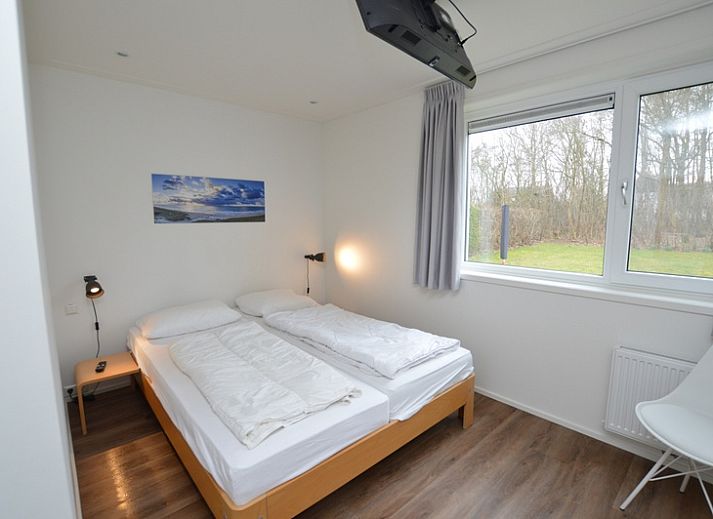 Lichte woonkamer van Vakantiehuis de Parel 168 in De Dennen, Texel met moderne inrichting.