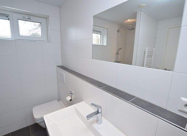 Lichte woonkamer van Vakantiehuis de Parel 168 in De Dennen, Texel met moderne inrichting.