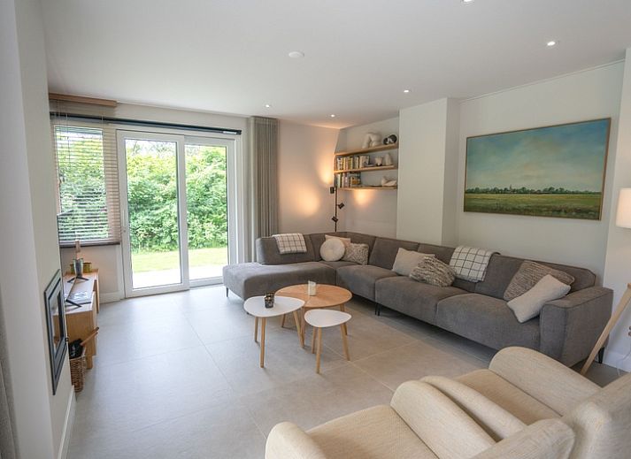Vacation home de Parel 180 in De Dennen, Texel, surrounded by green nature and a spacious terrace.
