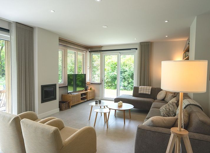 Vacation home de Parel 180 in De Dennen, Texel, surrounded by green nature and a spacious terrace.