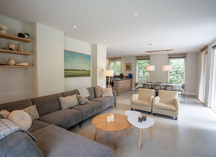 Vacation home de Parel 180 in De Dennen, Texel, surrounded by green nature and a spacious terrace.