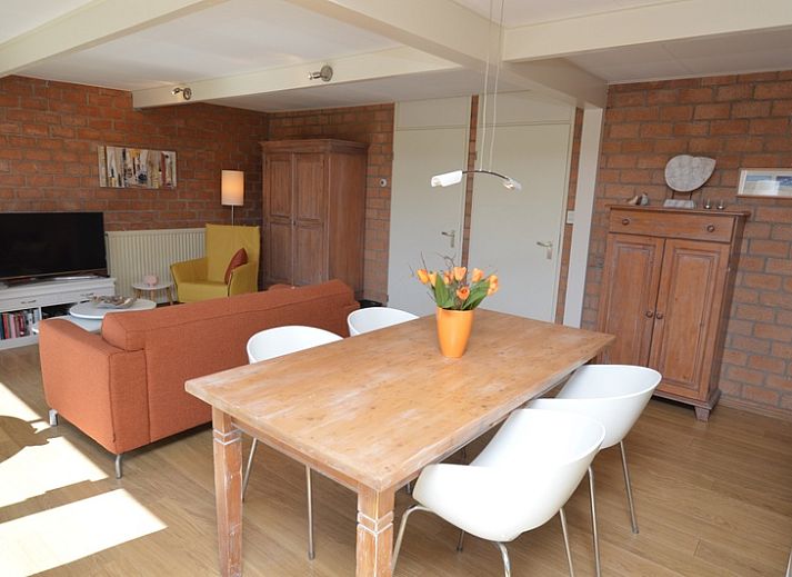 Bungalow Verste Coogh 64 in De Dennen, Texel mit sonniger Terrasse und gruenem Garten.