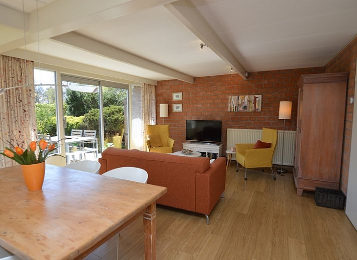 Bungalow Verste Coogh 64 in De Dennen, Texel mit sonniger Terrasse und gruenem Garten.