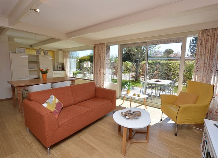 Bungalow Verste Coogh 64 in De Dennen, Texel mit sonniger Terrasse und gruenem Garten.