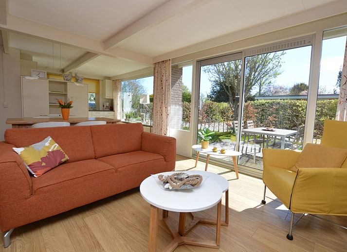 Gemuetliches Wohnzimmer von Bungalow Verste Coogh 64 in De Dennen, Texel mit Esstisch aus Holz.