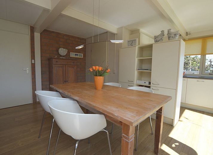 Gemuetliches Wohnzimmer von Bungalow Verste Coogh 64 in De Dennen, Texel mit Esstisch aus Holz.